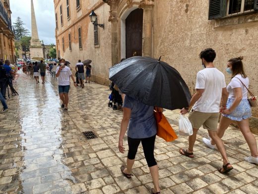 (Fotos y vídeo) Sant Joan pasado por agua y un “primer toc” sin “fabioler” en Ciutadella