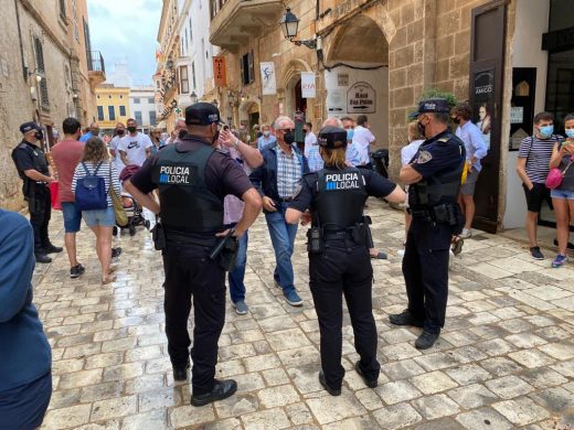 (Fotos y vídeo) Sant Joan pasado por agua y un “primer toc” sin “fabioler” en Ciutadella