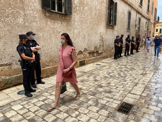 (Fotos y vídeo) Sant Joan pasado por agua y un “primer toc” sin “fabioler” en Ciutadella