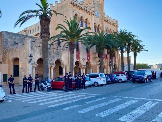 (Vídeo y fotos) Cientos de personas protestan en Es Born por los botellones de Sant Joan