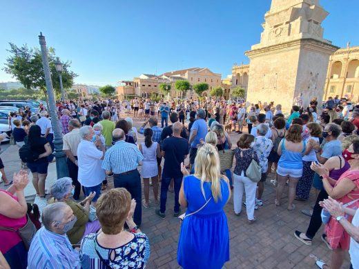 (Vídeo y fotos) Cientos de personas protestan en Es Born por los botellones de Sant Joan