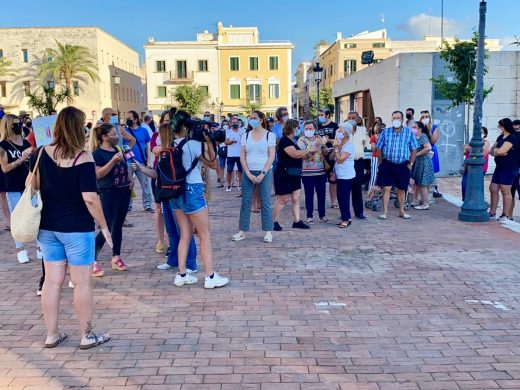 (Vídeo y fotos) Cientos de personas protestan en Es Born por los botellones de Sant Joan