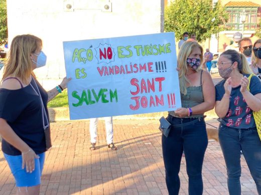 (Vídeo y fotos) Cientos de personas protestan en Es Born por los botellones de Sant Joan