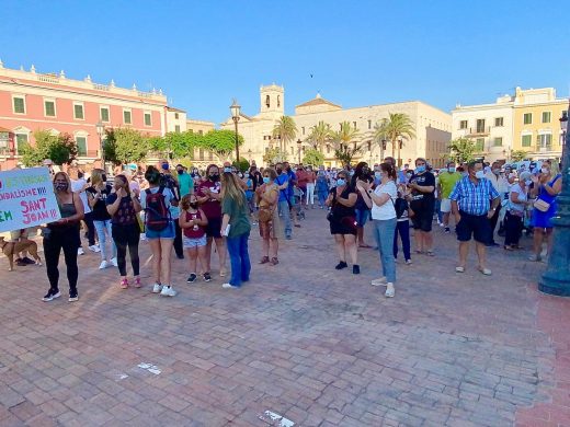 (Vídeo y fotos) Cientos de personas protestan en Es Born por los botellones de Sant Joan