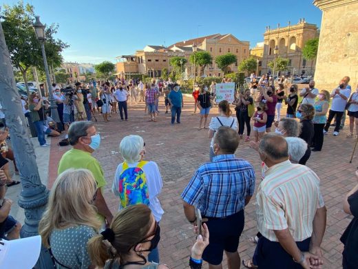 (Vídeo y fotos) Cientos de personas protestan en Es Born por los botellones de Sant Joan