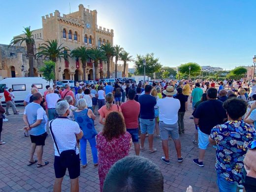 (Vídeo y fotos) Cientos de personas protestan en Es Born por los botellones de Sant Joan