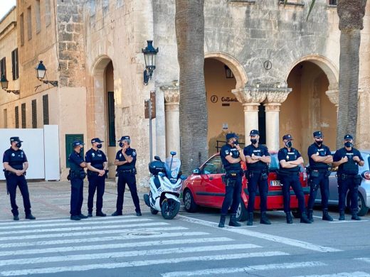 (Vídeo y fotos) Cientos de personas protestan en Es Born por los botellones de Sant Joan