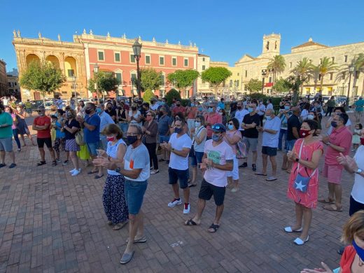 (Vídeo y fotos) Cientos de personas protestan en Es Born por los botellones de Sant Joan