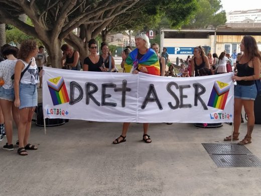 (Fotos) Un centenar de personas se manifiestan en Maó por el orgullo LGTBI