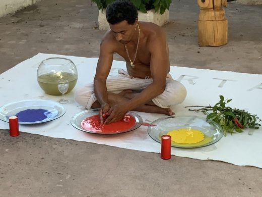 Luz, colores, sombreros y púas en el Espai Biel Mercadal de Es Mercadal