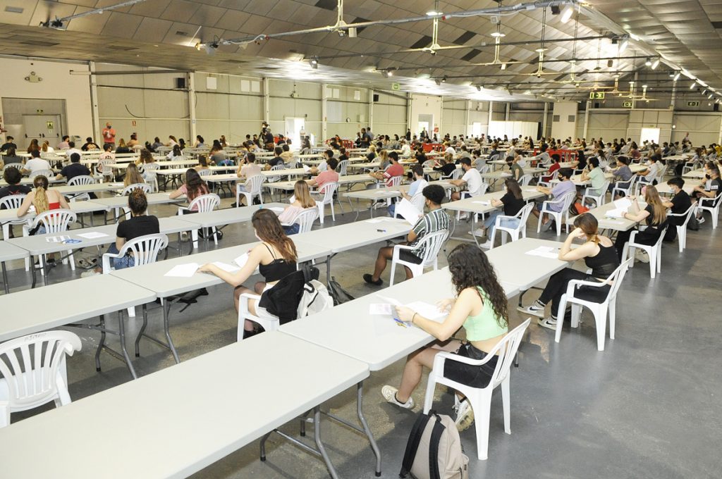 Estudiantes menorquines realizando la prueba en 2021