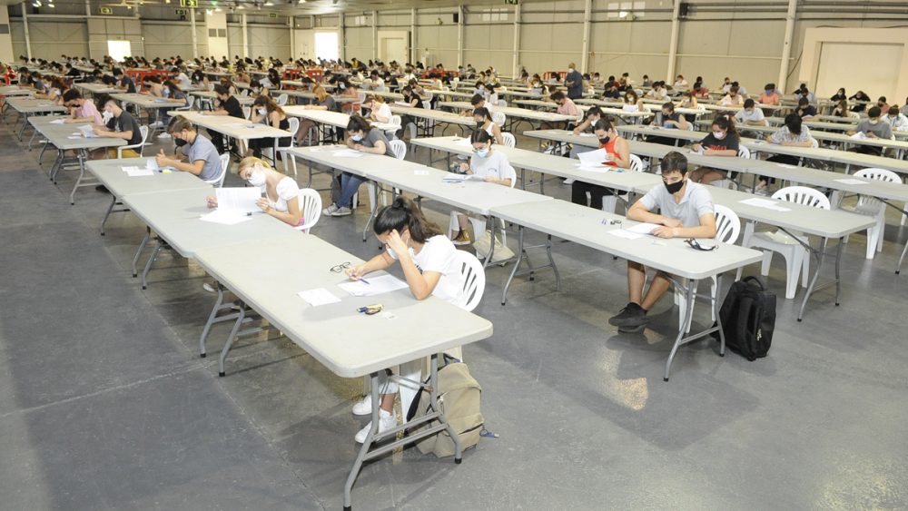 Imagen de los exámenes en el Recinte Firal de Maó (Fotos: Tolo Mercadal)