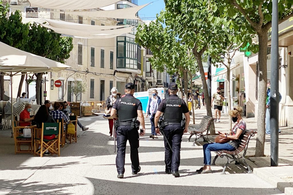 Agentes de la Policia Local en el centro de Maó.