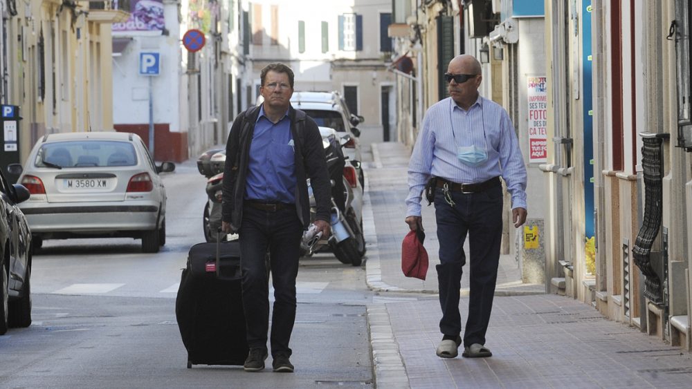 Gente sin mascarilla este sábado en Maó (Fotos: Tolo Mercadal)