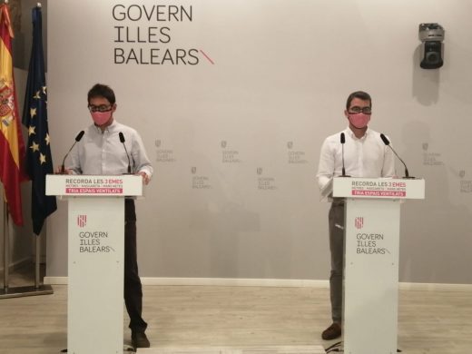 El portavoz del Govern, Iago Negueruela, y el consejero de Fondos Europeos, Universidad y Cultura, Miquel Company, hoy en rueda de prensa.