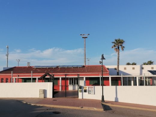 La Entesa denuncia el mal estado del tejado y las ventanas de la escuela de Fornells