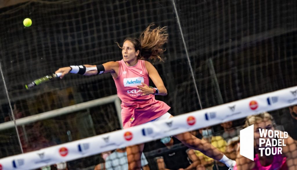 Gemma Triay golpea la bola en un momento del partido.