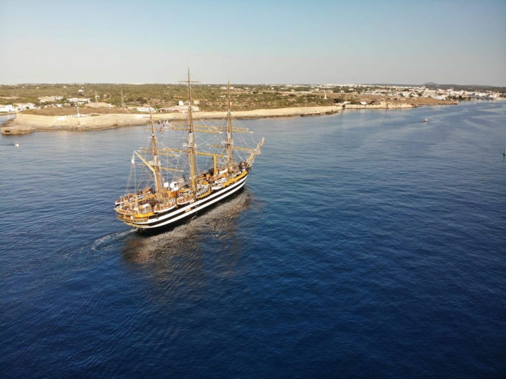 Imagen del buque en aguas de Maó (Foto: Miquel Petrus)