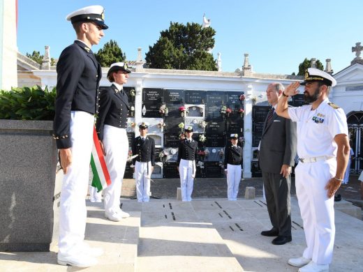 El embajador italiano visita al Amerigo Vespucci en Maó