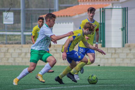 Andreu Seguí conduce el balón (Foto: Itziar Gómez)