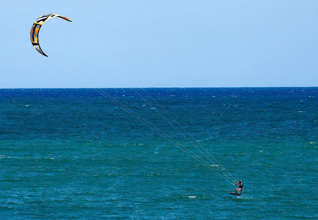 Practicando Kitesurf