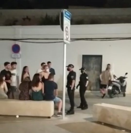 Policia Local de Ciutadella desalojando Es Pla en una imagen de archivo