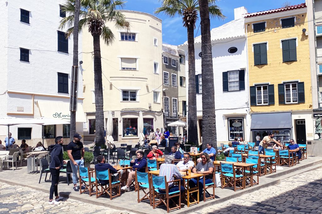 Bares y terrazas en el centro de Maó.