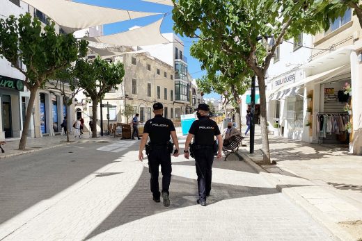 Policía en el carrer Ses Moreres de Maó.