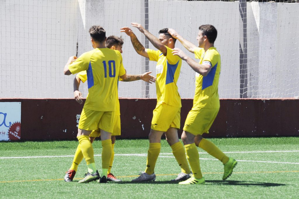 Celebración de un gol del Mercadal en Ciutadella la pasada temporada (Foto: Tolo Mercadal)