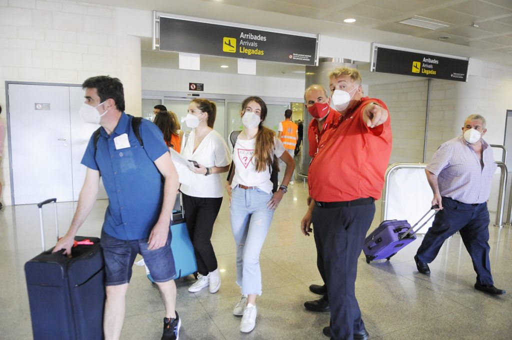 Turistas británicos llegando a Menorca (Foto: Tolo Mercadal)