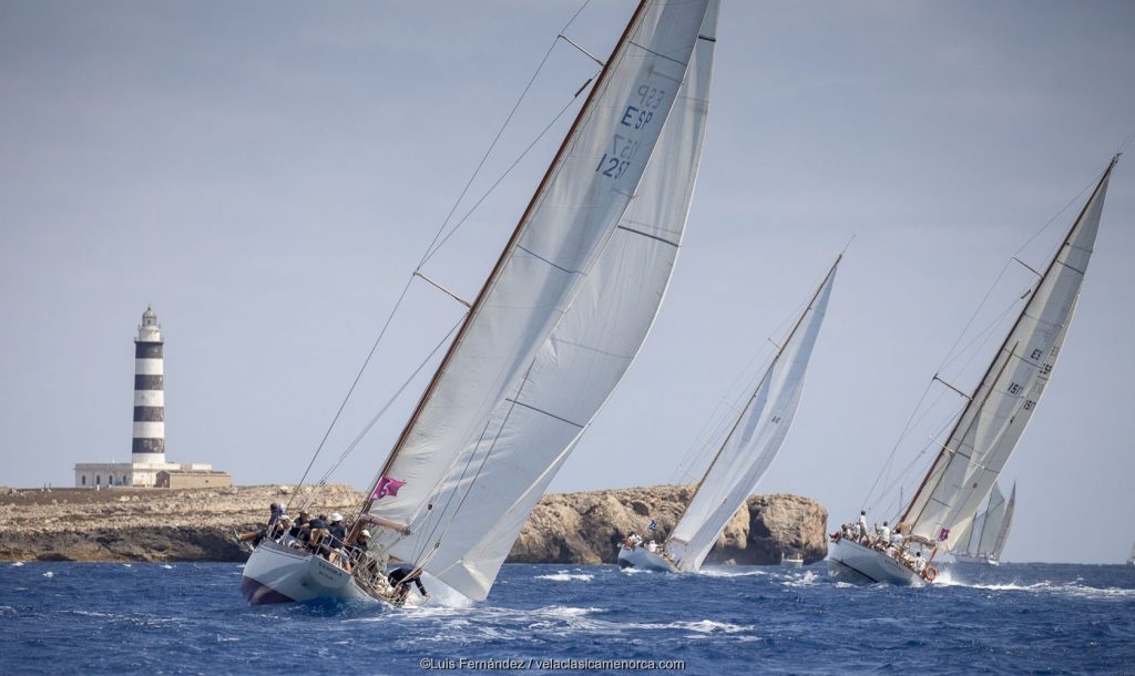 La flota se dirige a la Illa de l'Aire en la segunda jornada de la XVII Copa del Rey de Barcos de Época.