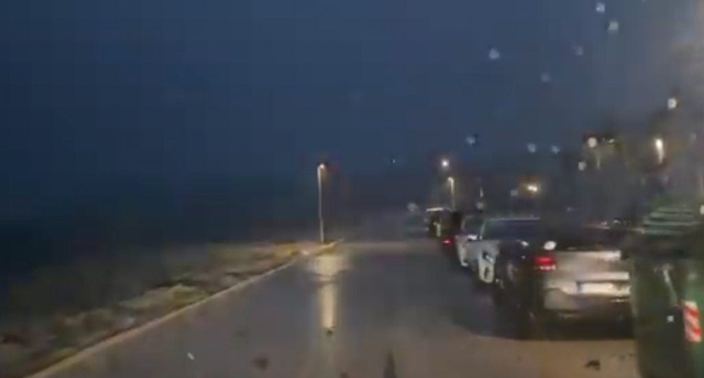 Lluvia a partir de las 23.45 horas de anoche. (Vídeo: Llorenç Piris)