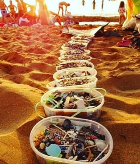 Imagen de los microplásticos recogidos en la última acción en Cavalleria (Fotos: Per la mar viva)