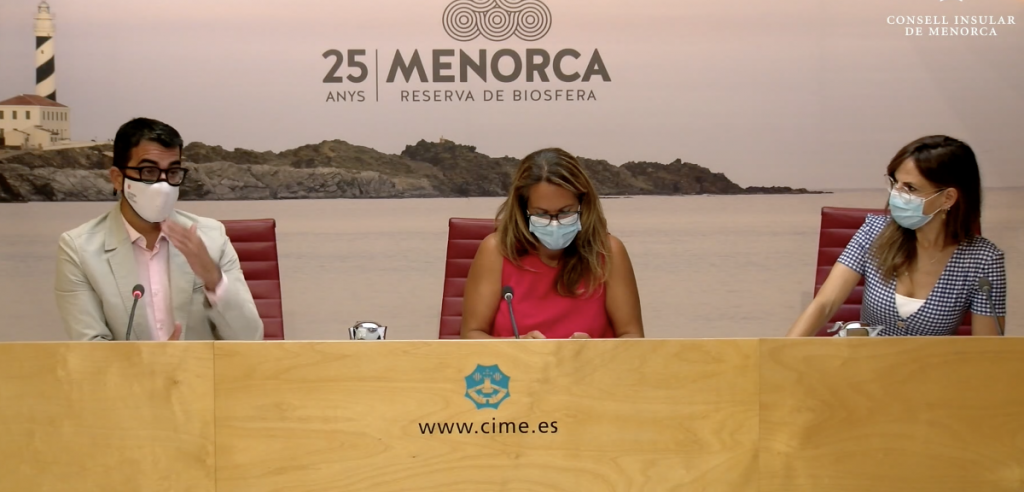 El conseller de Fondos Europeos y Cultura, Miquel Company; la presidenta del Consell, Susana Mora; y la directora del Hospital Mateu Orfila, Tamara Contreras, durante su intervención esta mañana en el Consell Insular de Menorca.