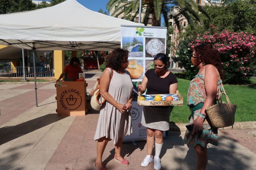 Carpa de información de productos locales en un mercado de las islas