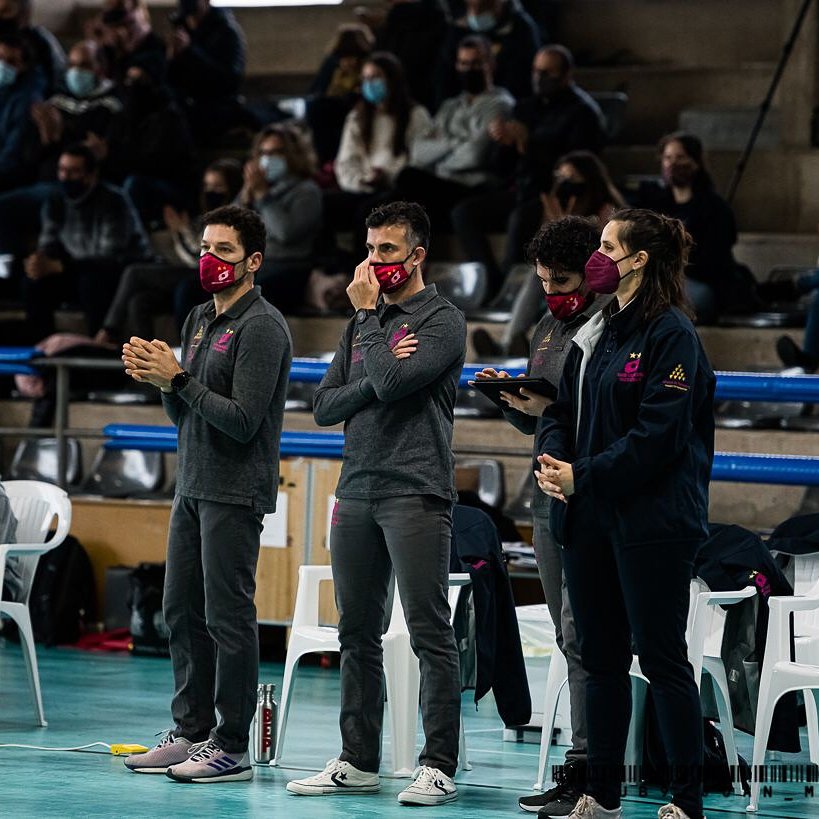 Equipo técnico del Avarca (Foto: Twitter Club Voleibol Ciutadella)