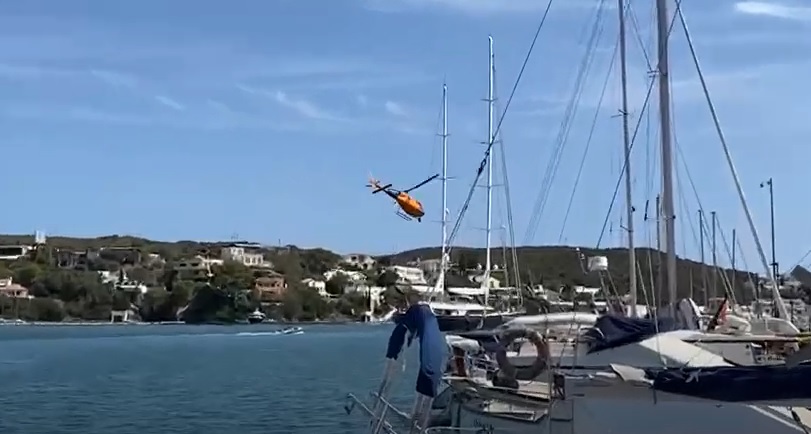 El helicóptero sobre el puerto