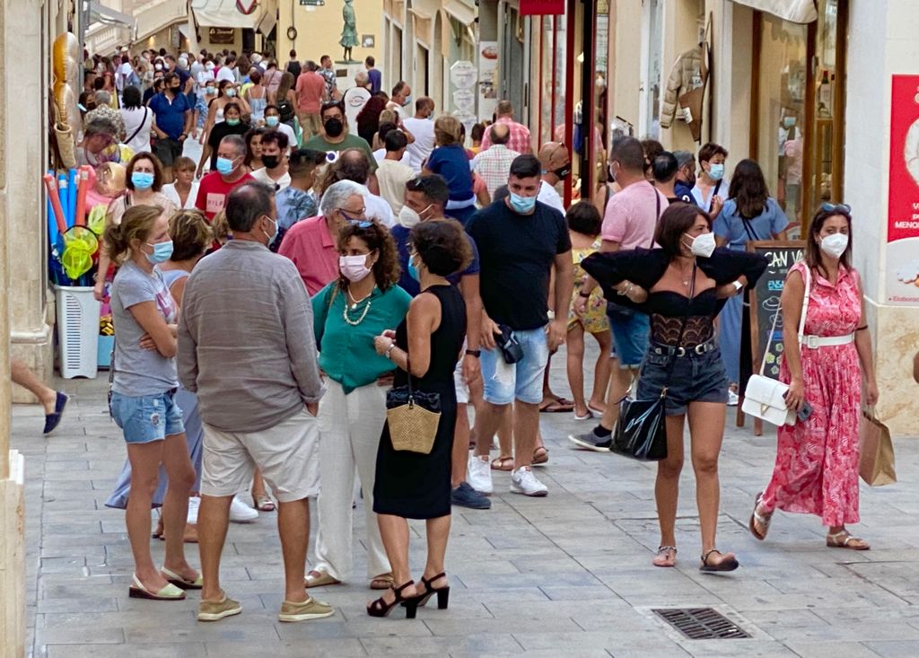 Turistas y residentes en el centro de Maó (Foto: Tolo Mercadal)
