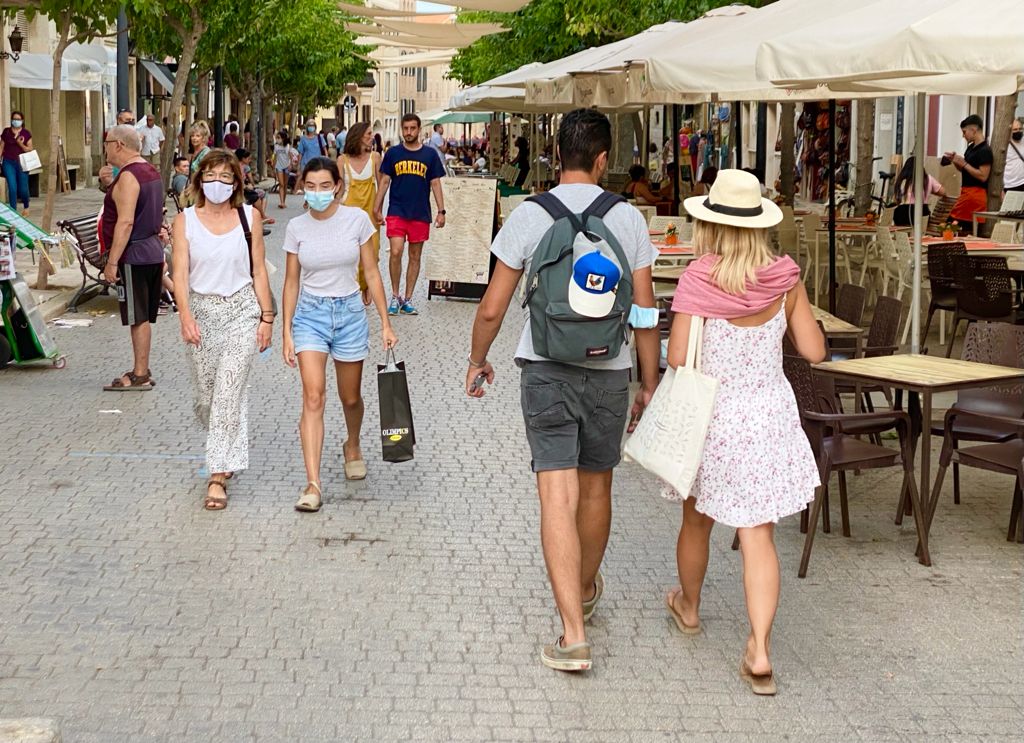 Gente paseado por el centro de Maó (Foto: Tolo Mercadal)