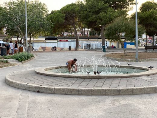 Gente refrescándose en la plaça Esplanada de Maó (Foto: Tolo Mercadal)