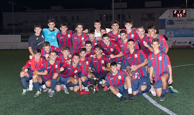 Jugadores del CE Ferreries (Foto: Joan Truyol)