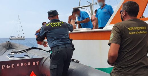 La Guardia Civil inspeccionando embarcaciones en aguas de Baleares