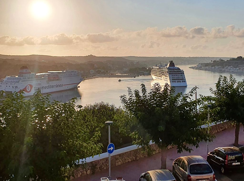 El Ciudad de Granada y el Europa 2 llegando al puerto de Maó a primera hora de este viernes.