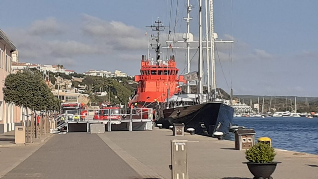 Imagenes de la intervención de los bomberos en el Parsifal III este viernes.