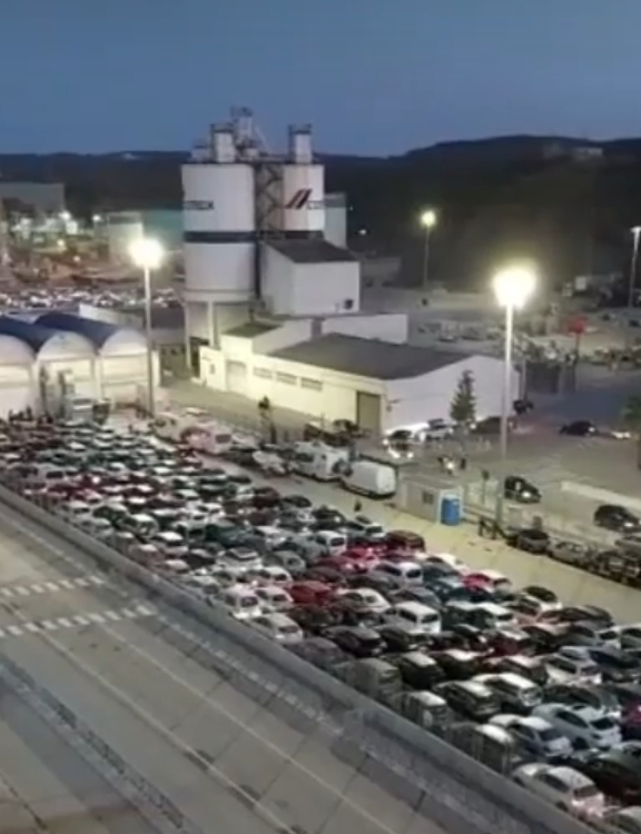 Coches esperando para embarcar rumbo a Barcelona