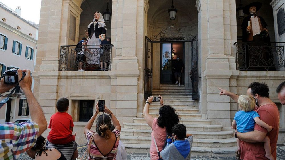 La llegada de los "gegants" ha provocado expectación (Foto: Tolo Mercadal)