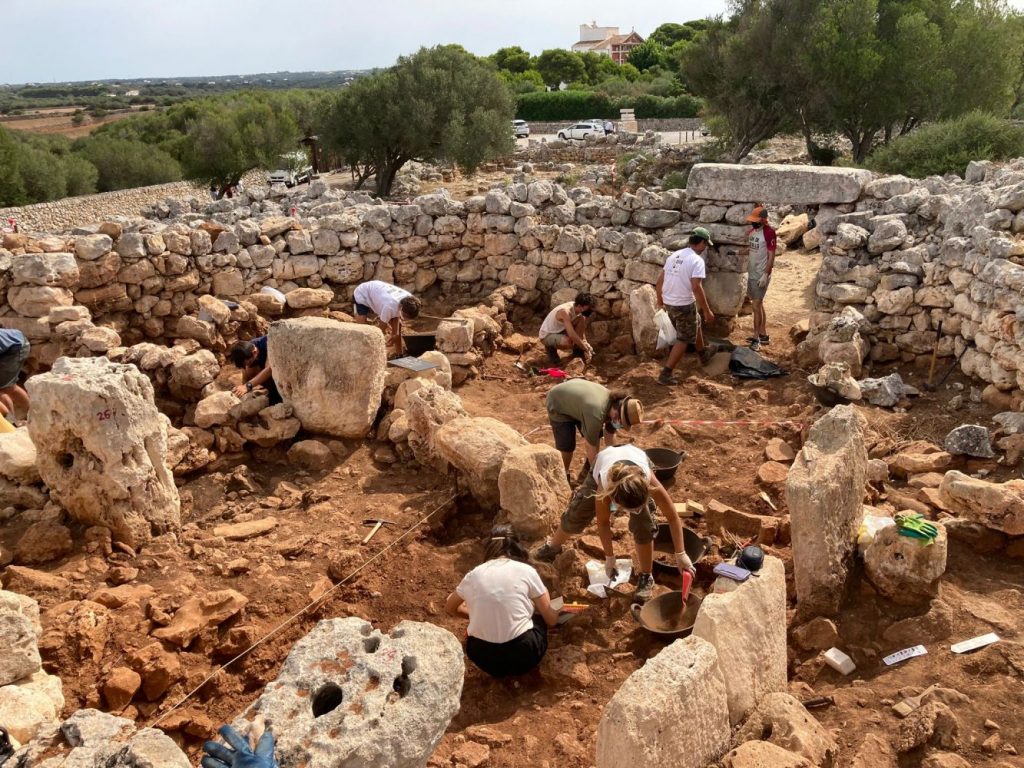 Arqueólogos trabajando en Torre d'en Galmés el año pasado