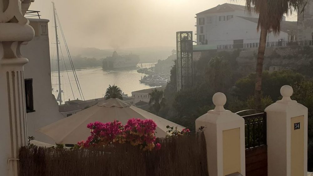 El puerto de Maó esta mañana (Foto: Juan Valdelvira)