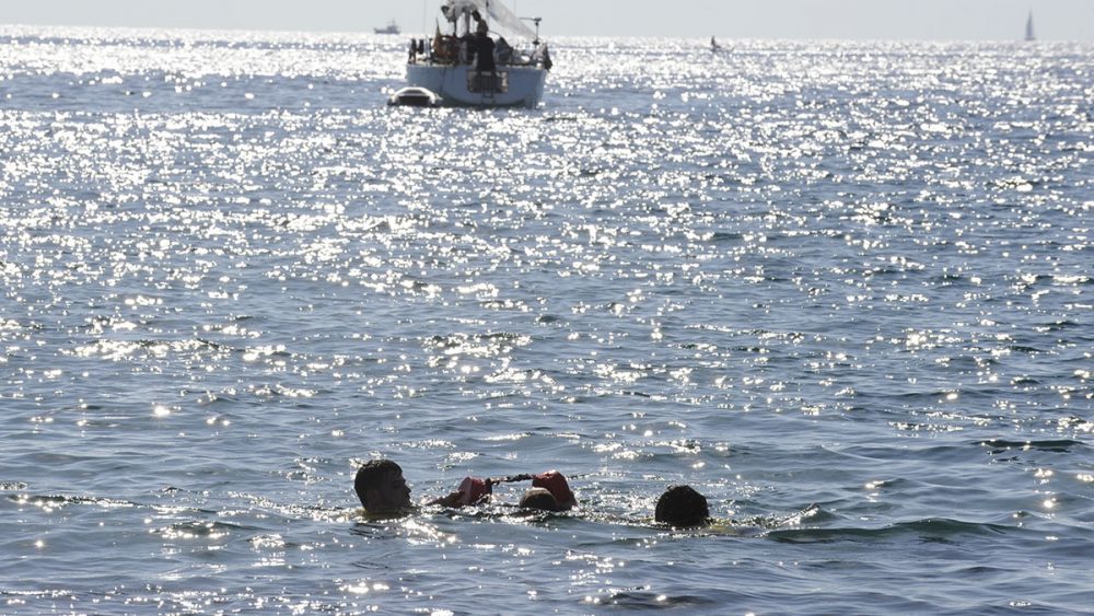 Diez alumnos del proyecto de formación y empleo del SOIB han realizado una demostración en la playa de Sa Mesquida este viernes.