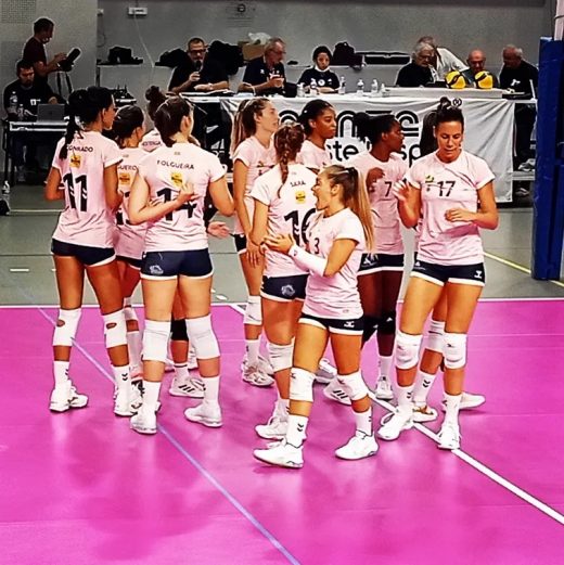 Jugadoras del Avarca durante un partido en Istres.